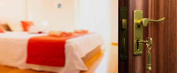 A l’abri, à l’hôtel ?